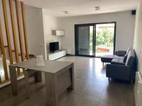 Ample house with views in front of Baells reservoir